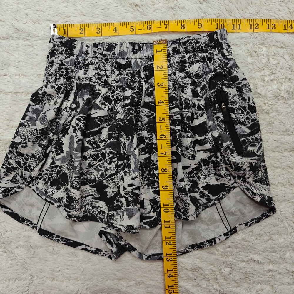 Lululemon Athletic Track Shorts Womens Size 4 Lined Pocket Black White‎ Abstract